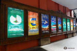 Shen Yun tiba di Teater Capitol Sydney dan ditemukan pajangan poster Shen Yun dulu dan sekarang. (Foto oleh Jeff Chuang)