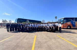 Para pemain Shen Yun bersatu dengan kadet polisi Houston untuk foto bersama yang berkesan, menjembatani budaya dan komunitas melalui bahasa seni universal.