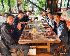 Bagaimana para penari mengisi kembali energi mereka? Steak yang enak tidak pernah mengecewakan.