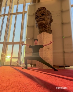 Seorang penari berpose di Grand Foyer Trump-Kennedy Center di Washington, D.C.