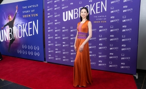 Penari utama Angela Lin mengenakan gaun yang terinspirasi dari Dinasti Tang yang dirancang oleh Direktur Artistik Shen Yun, D.F.