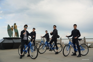 Bersepeda menyusuri Virginia Beach Boardwalk menyuguhkan  pemandangan menarik yang lebih banyak...