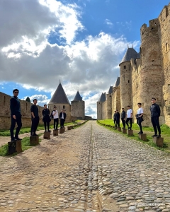 Para penari berjaga di Cité de Carcassonne, sebuah benteng abad pertengahan dan Situs Warisan Dunia UNESCO di kota Carcassonne, Prancis.