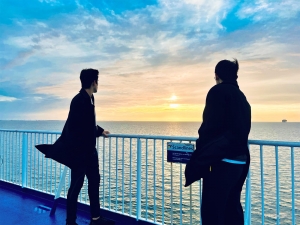 Para penari ini menikmati suasana perairan dengan menaiki kapal feri dalam perjalanan yang tenang dari Jerman ke Denmark.